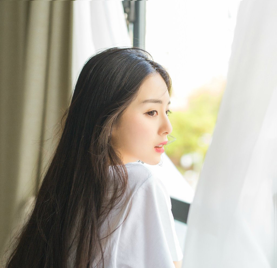 人之所以悲哀，是因为我们留不住岁月，更无法不承认，青春，有一日是要这么自然的消失过去。而人之可贵，也在于我们因着时光环境的改变，在生活上得到长进。岁月的流失固然是无可奈何，而人的逐渐蜕变，却又脱不出时光的力量。——三毛