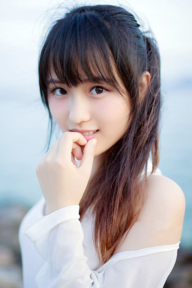 就这么望著吧，直到把浮世望成眼睫上的尘埃。如果，子夜想醉，有什么比叹息更畅怀的?子夜想歌，有什么比忘川之水更能断愁?——三毛